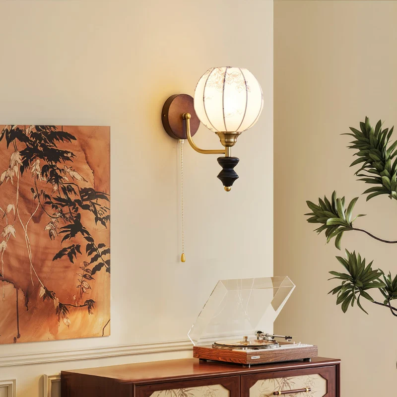 Vintage Wandlamp met Houten Arm en Stoffen Kap – Retro Verlichting met Trekschakelaar | Sansoti