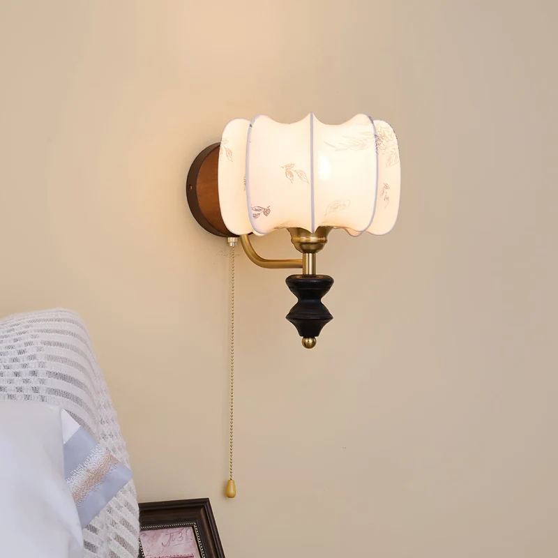 Vintage Wandlamp met Houten Arm en Stoffen Kap – Retro Verlichting met Trekschakelaar | Sansoti