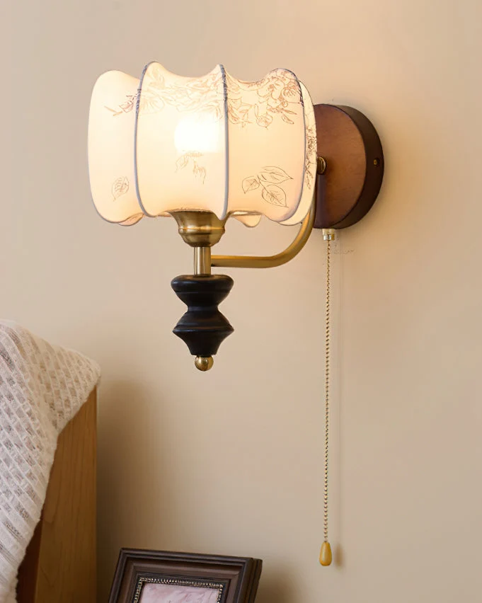 Vintage Wandlamp met Houten Arm en Stoffen Kap – Retro Verlichting met Trekschakelaar | Sansoti