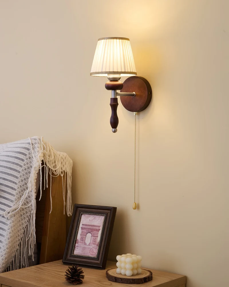 Vintage Wandlamp met Houten Arm en Stoffen Kap – Retro Verlichting met Trekschakelaar | Sansoti