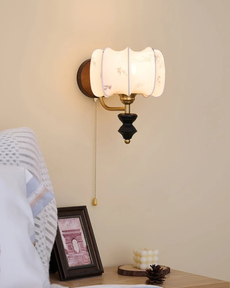 Vintage Wandlamp met Houten Arm en Stoffen Kap – Retro Verlichting met Trekschakelaar | Sansoti
