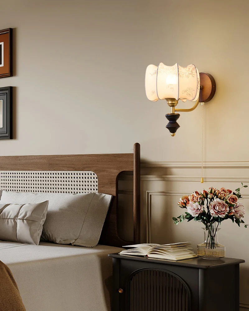 Vintage Wandlamp met Houten Arm en Stoffen Kap – Retro Verlichting met Trekschakelaar | Sansoti