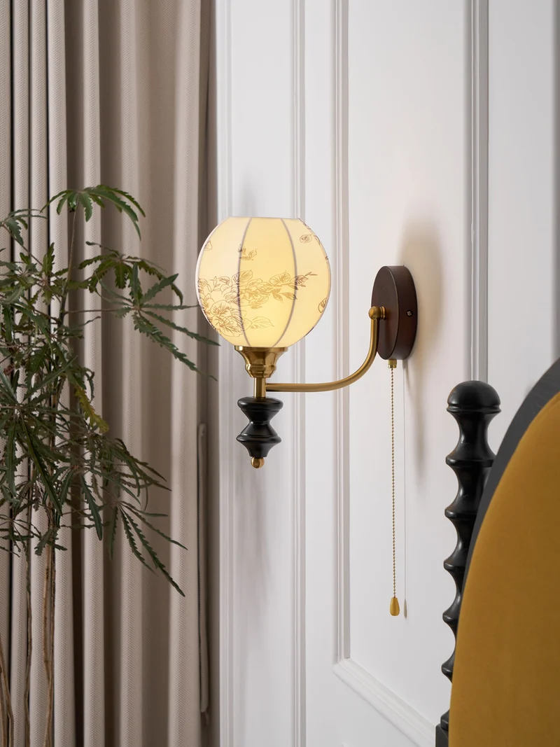 Vintage Wandlamp met Houten Arm en Stoffen Kap – Retro Verlichting met Trekschakelaar | Sansoti
