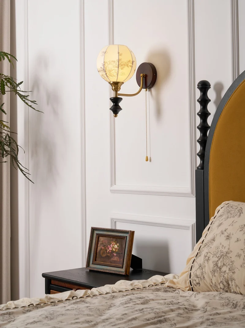 Vintage Wandlamp met Houten Arm en Stoffen Kap – Retro Verlichting met Trekschakelaar | Sansoti