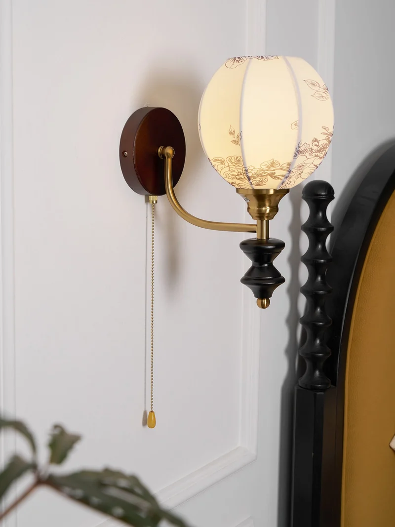 Vintage Wandlamp met Houten Arm en Stoffen Kap – Retro Verlichting met Trekschakelaar | Sansoti