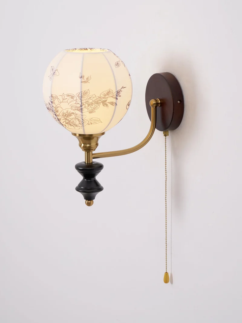 Vintage Wandlamp met Houten Arm en Stoffen Kap – Retro Verlichting met Trekschakelaar | Sansoti