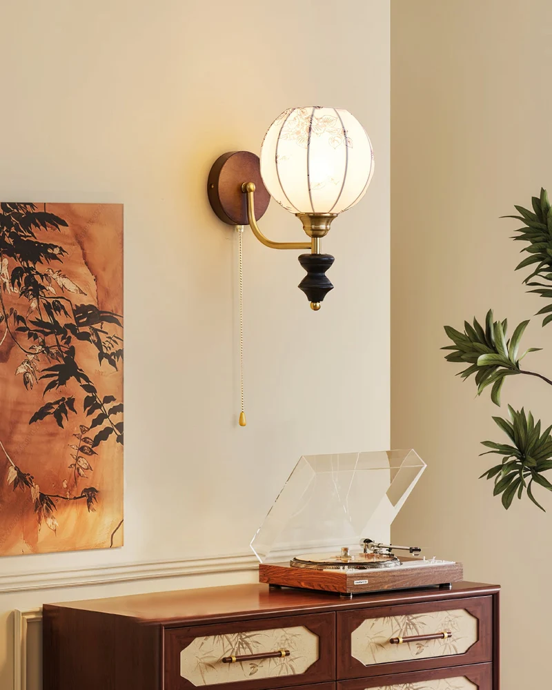Vintage Wandlamp met Houten Arm en Stoffen Kap – Retro Verlichting met Trekschakelaar | Sansoti