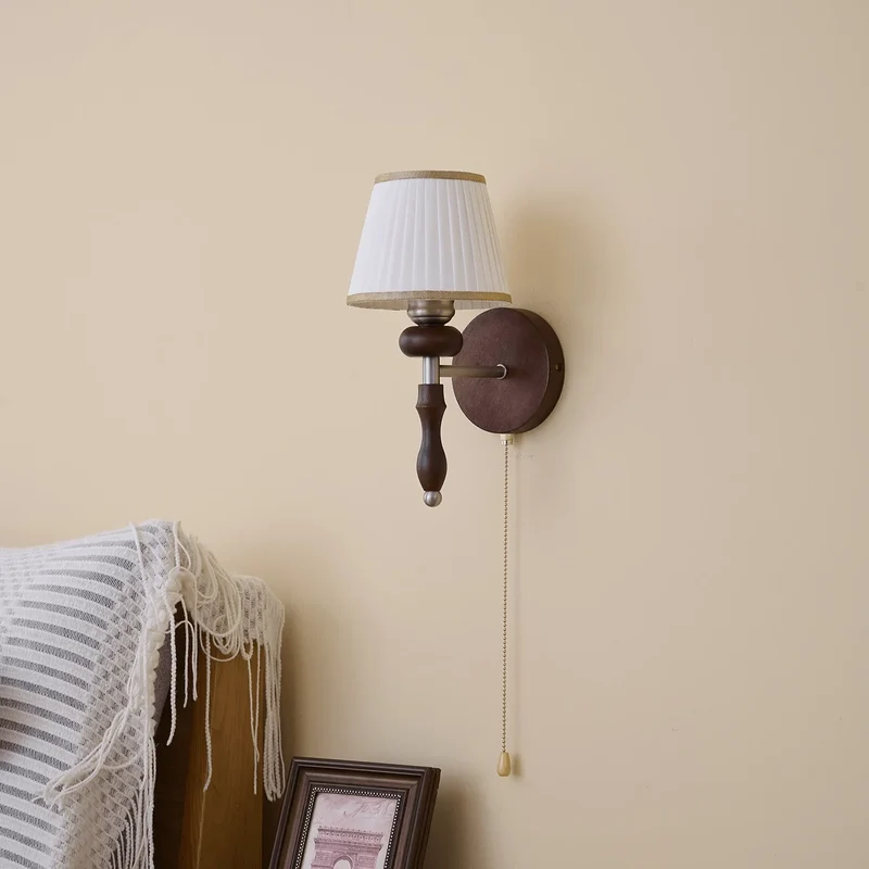 Vintage Wandlamp met Houten Arm en Stoffen Kap – Retro Verlichting met Trekschakelaar | Sansoti