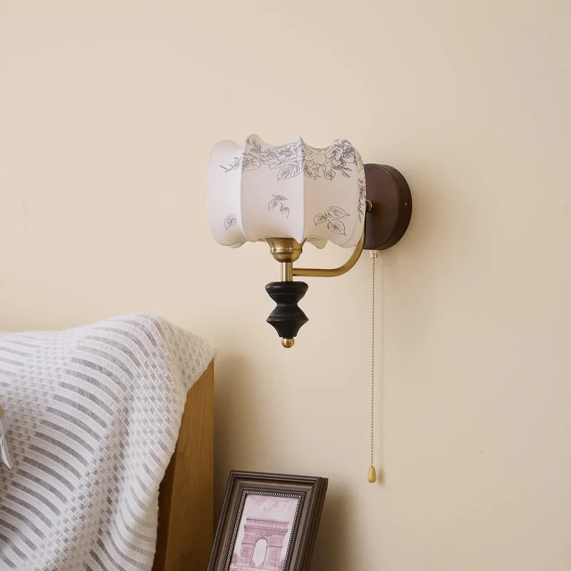 Vintage Wandlamp met Houten Arm en Stoffen Kap – Retro Verlichting met Trekschakelaar | Sansoti
