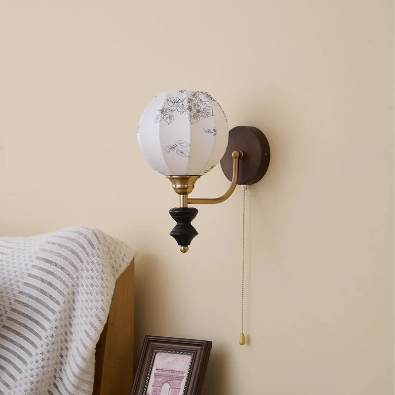 Vintage Wandlamp met Houten Arm en Stoffen Kap – Retro Verlichting met Trekschakelaar | Sansoti
