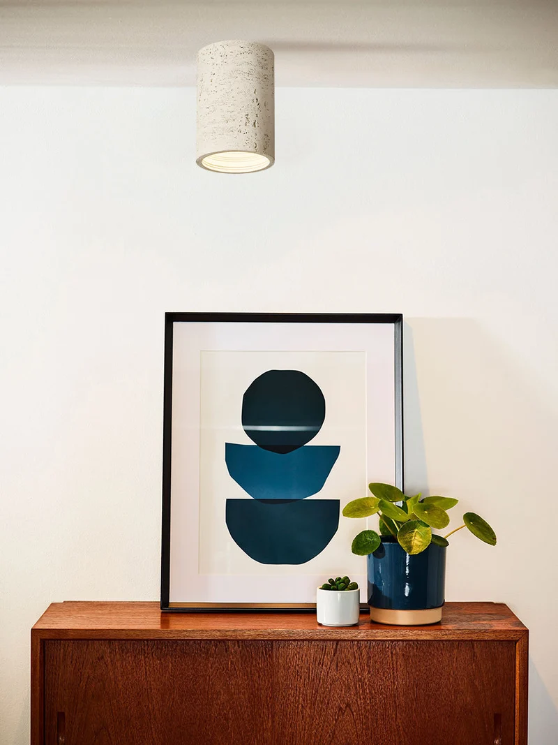 Cilindrische plafondlamp van travertijn – LED verlichting voor moderne interieurs | Sansoti