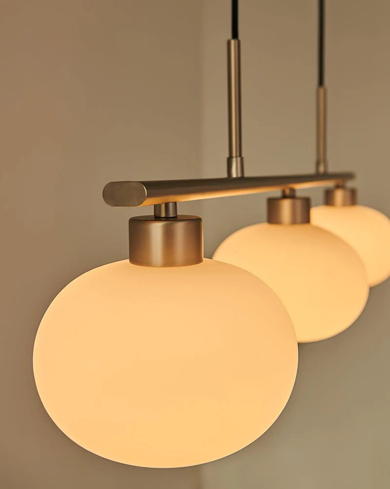 Design Hanglamp met 3 Globe Kapjes - Stijlvolle Eetkamerverlichting voor Tafel en Kookeiland - Verstelbaar 150 cm - Nikkel of Goud - E26/E27 | Sansoti