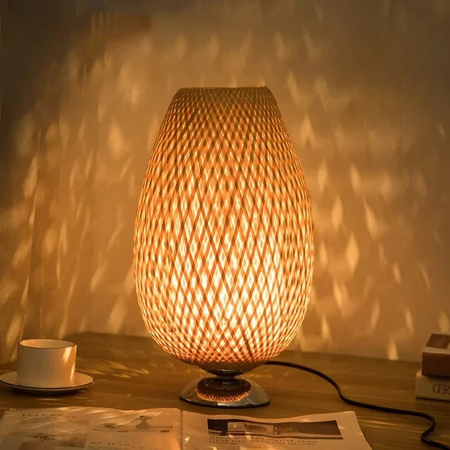 Rustieke Bamboe Tafellamp met Handgemaakte Houten Voet – Vintage Sfeerverlichting voor Woonkamer, Slaapkamer en Bureau | Sansoti