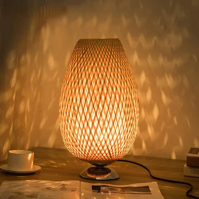 Rustieke Bamboe Tafellamp met Handgemaakte Houten Voet – Vintage Sfeerverlichting voor Woonkamer, Slaapkamer en Bureau | Sansoti