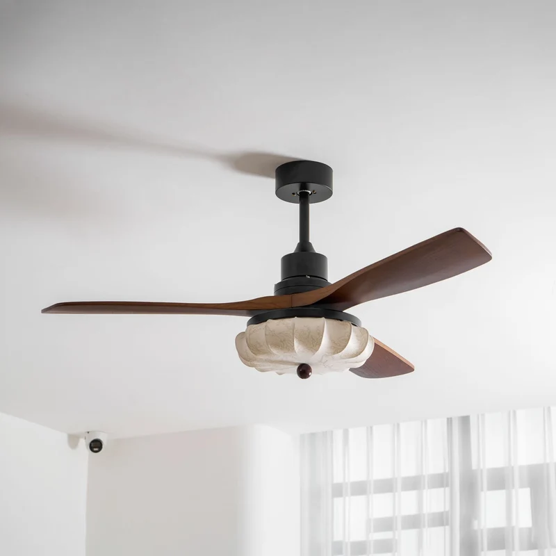 Plafondventilator met Verlichting – DC-Motor – Lotus-Dessin Katoenen Kap – Walnoothouten Bladen – Regelbaar & Omkeerbaar | Sansoti