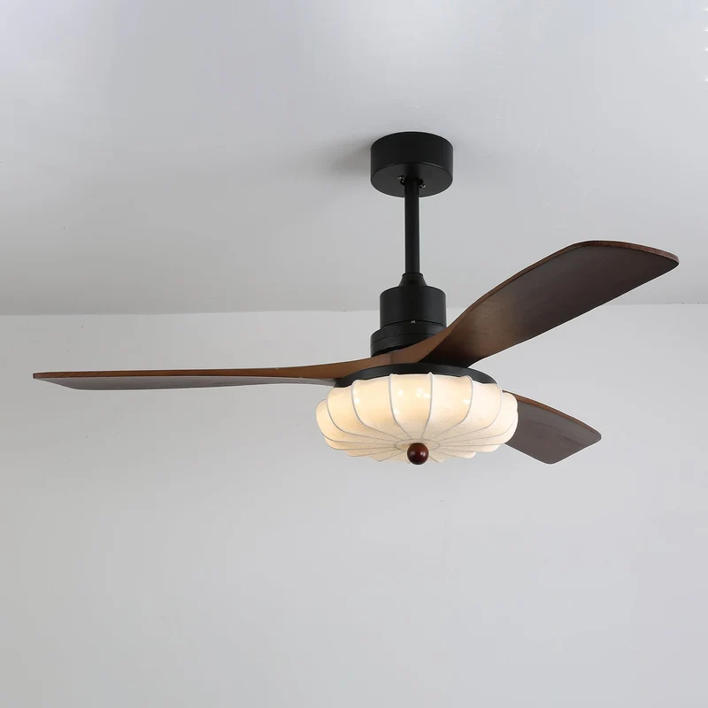Plafondventilator met Verlichting – DC-Motor – Lotus-Dessin Katoenen Kap – Walnoothouten Bladen – Regelbaar & Omkeerbaar | Sansoti
