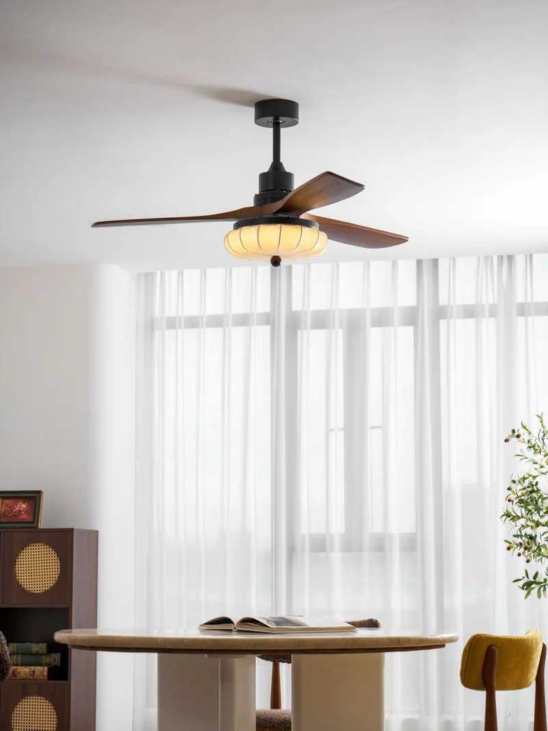 Plafondventilator met Verlichting – DC-Motor – Lotus-Dessin Katoenen Kap – Walnoothouten Bladen – Regelbaar & Omkeerbaar | Sansoti