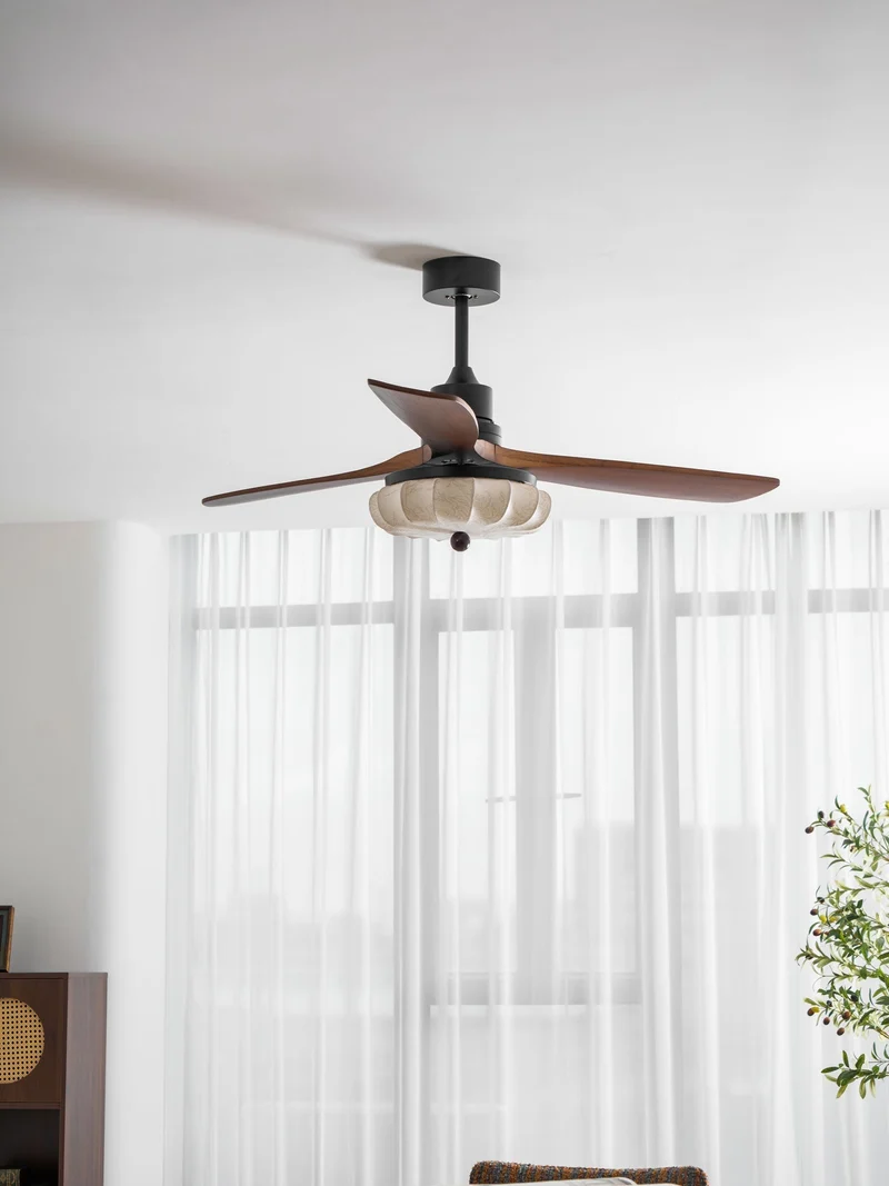 Plafondventilator met Verlichting – DC-Motor – Lotus-Dessin Katoenen Kap – Walnoothouten Bladen – Regelbaar & Omkeerbaar | Sansoti