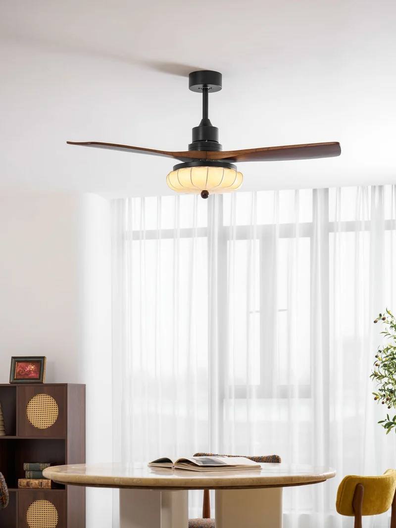 Plafondventilator met Verlichting – DC-Motor – Lotus-Dessin Katoenen Kap – Walnoothouten Bladen – Regelbaar & Omkeerbaar | Sansoti