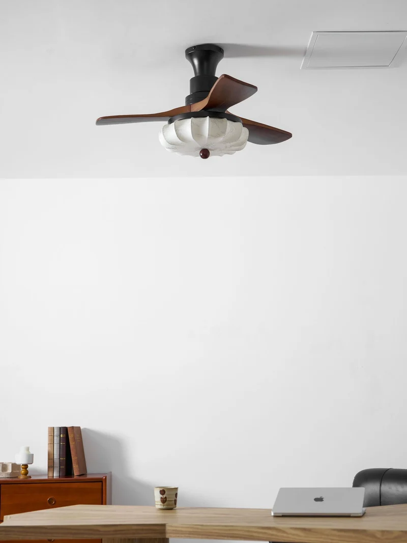 Plafondventilator met Verlichting – DC-Motor – Lotus-Dessin Katoenen Kap – Walnoothouten Bladen – Regelbaar & Omkeerbaar | Sansoti