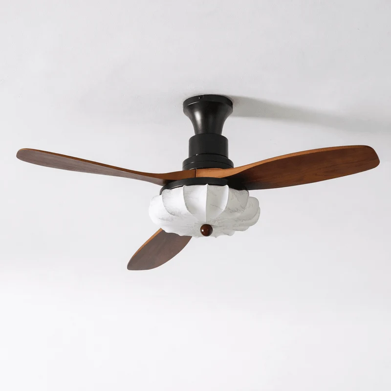 Plafondventilator met Verlichting – DC-Motor – Lotus-Dessin Katoenen Kap – Walnoothouten Bladen – Regelbaar & Omkeerbaar | Sansoti