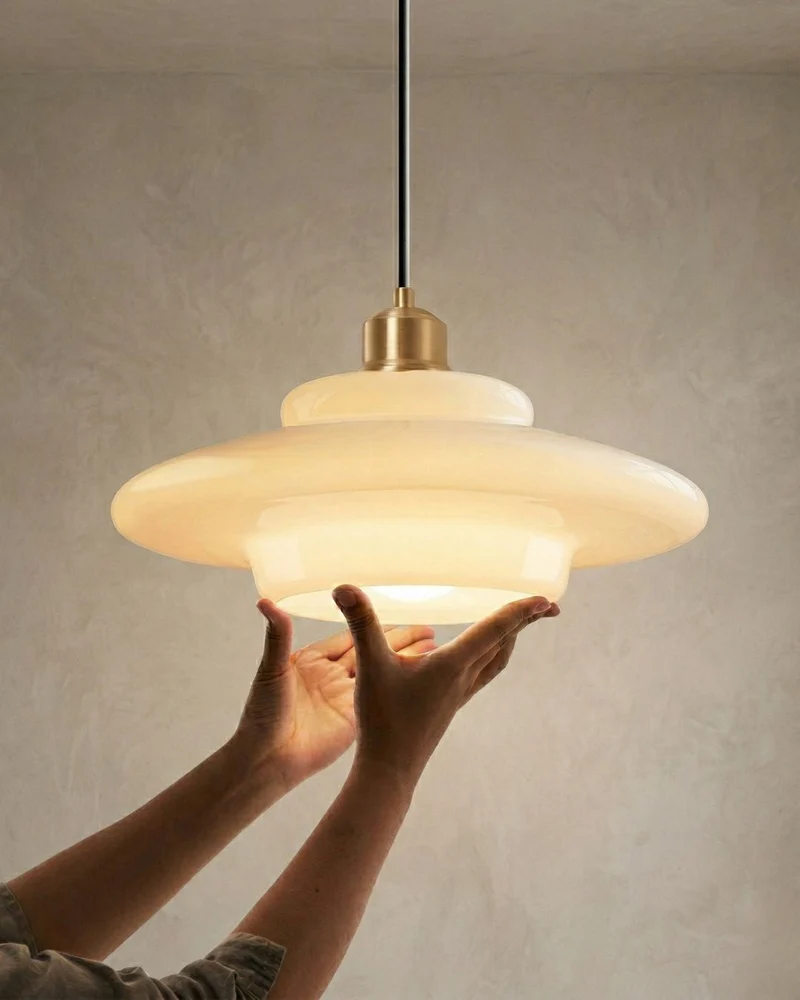 TINA Hanglamp – Mid-Century Melkwit Glas met Geborsteld Messing | Moderne Eetkamer & Keukenverlichting | Verstelbaar | E27 Fitting | Sansoti