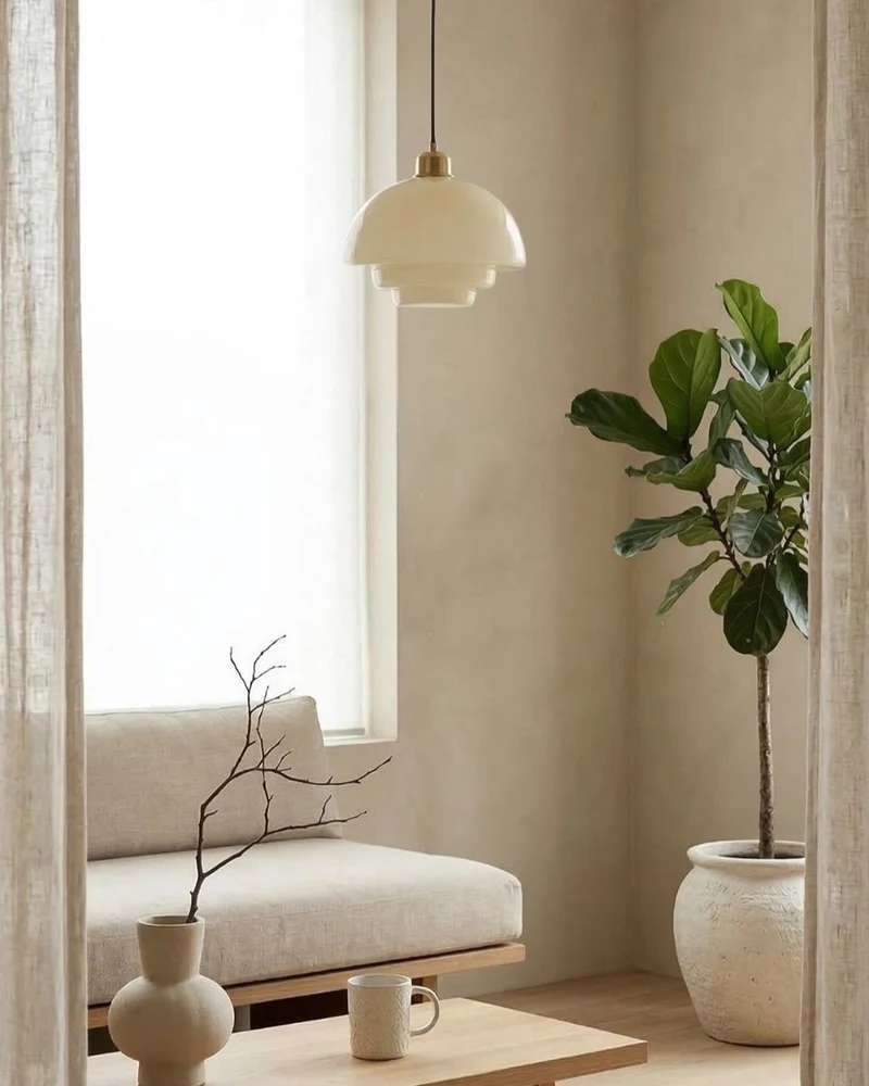 TINA Hanglamp – Mid-Century Melkwit Glas met Geborsteld Messing | Moderne Eetkamer & Keukenverlichting | Verstelbaar | E27 Fitting | Sansoti