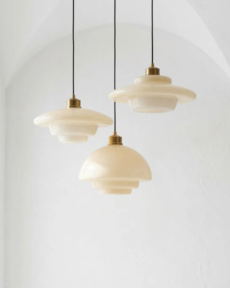 TINA Hanglamp – Mid-Century Melkwit Glas met Geborsteld Messing | Moderne Eetkamer & Keukenverlichting | Verstelbaar | E27 Fitting | Sansoti