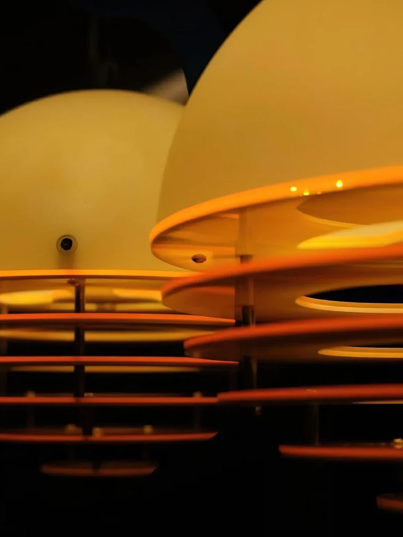 Stijlvolle Hanglamp Bauhaus Design Oranje-Wit Sfeerverlichting voor Moderne Interieurs | Sansoti