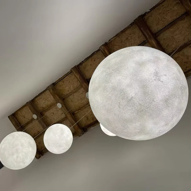 Maan Hanglamp – Realistische Textuur – 8 Maten Beschikbaar – Romantische Maanbol voor Slaapkamer Eetkamer Kinderkamer – Dimbaar Warm Licht – Schuine Plafondadapter Inbegrepen | Sansoti