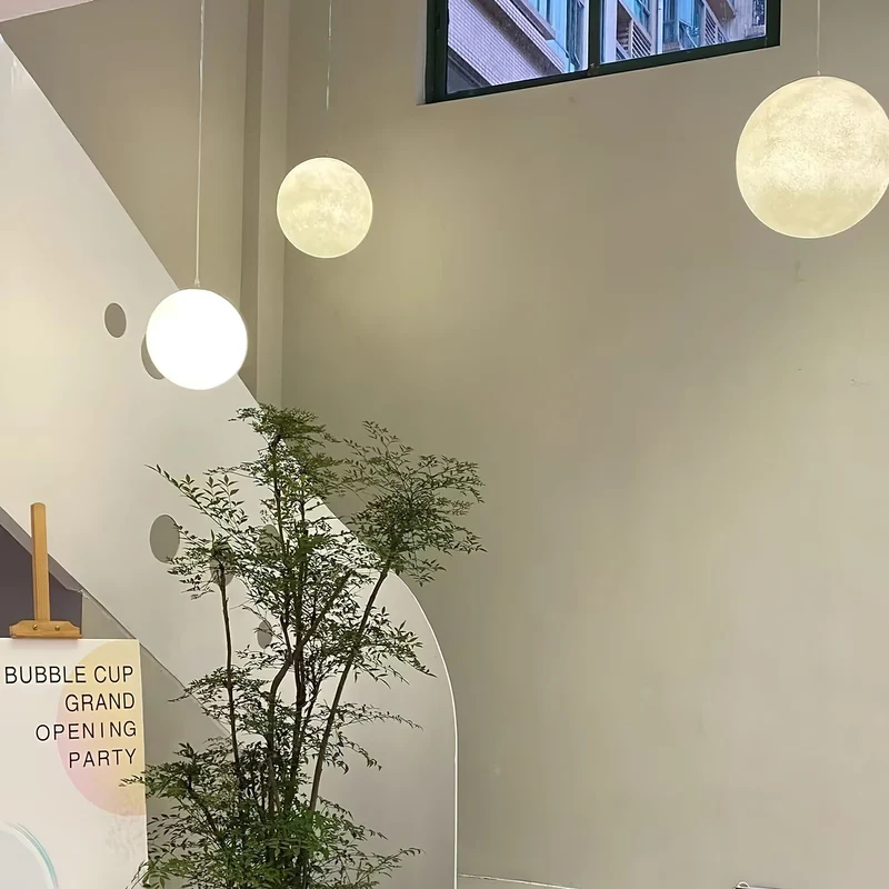 Maan Hanglamp – Realistische Textuur – 8 Maten Beschikbaar – Romantische Maanbol voor Slaapkamer Eetkamer Kinderkamer – Dimbaar Warm Licht – Schuine Plafondadapter Inbegrepen | Sansoti