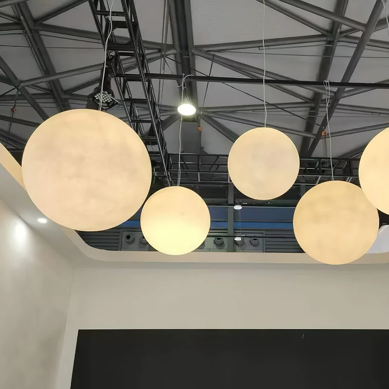 Maan Hanglamp – Realistische Textuur – 8 Maten Beschikbaar – Romantische Maanbol voor Slaapkamer Eetkamer Kinderkamer – Dimbaar Warm Licht – Schuine Plafondadapter Inbegrepen | Sansoti