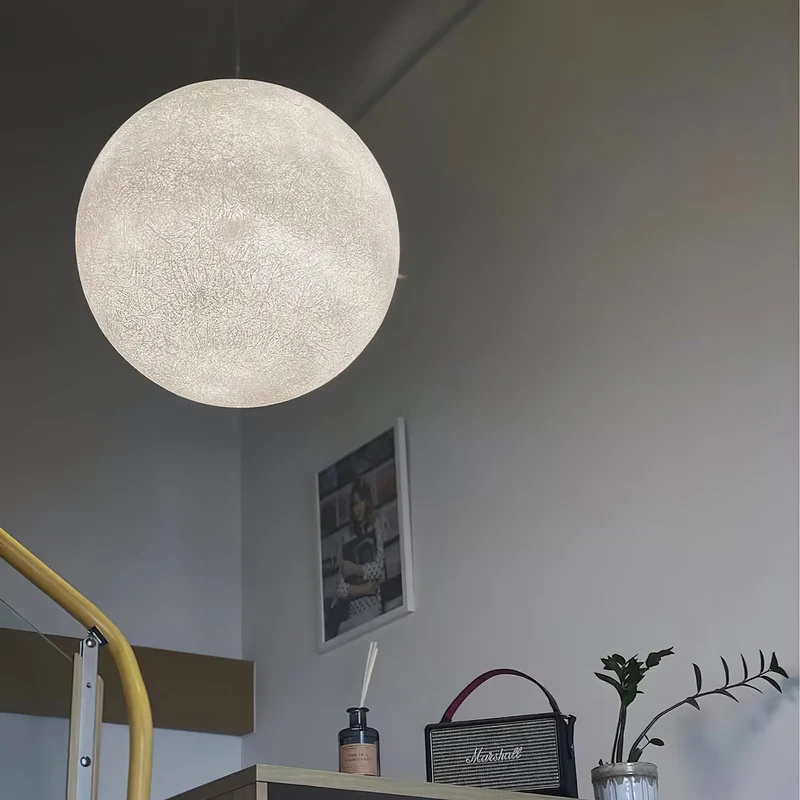 Maan Hanglamp – Realistische Textuur – 8 Maten Beschikbaar – Romantische Maanbol voor Slaapkamer Eetkamer Kinderkamer – Dimbaar Warm Licht – Schuine Plafondadapter Inbegrepen | Sansoti