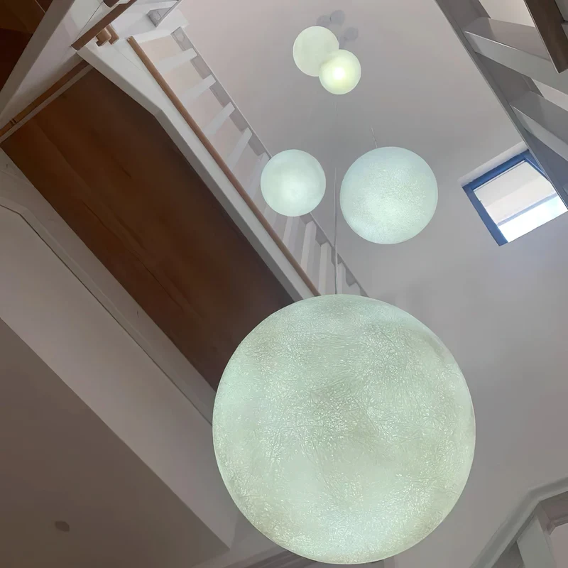 Maan Hanglamp – Realistische Textuur – 8 Maten Beschikbaar – Romantische Maanbol voor Slaapkamer Eetkamer Kinderkamer – Dimbaar Warm Licht – Schuine Plafondadapter Inbegrepen | Sansoti