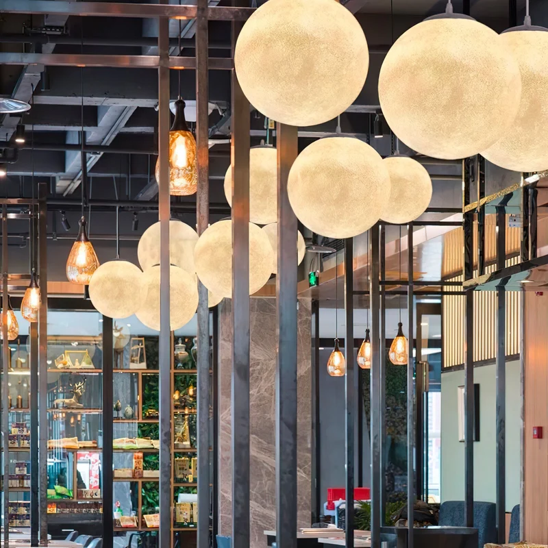 Maan Hanglamp – Realistische Textuur – 8 Maten Beschikbaar – Romantische Maanbol voor Slaapkamer Eetkamer Kinderkamer – Dimbaar Warm Licht – Schuine Plafondadapter Inbegrepen | Sansoti