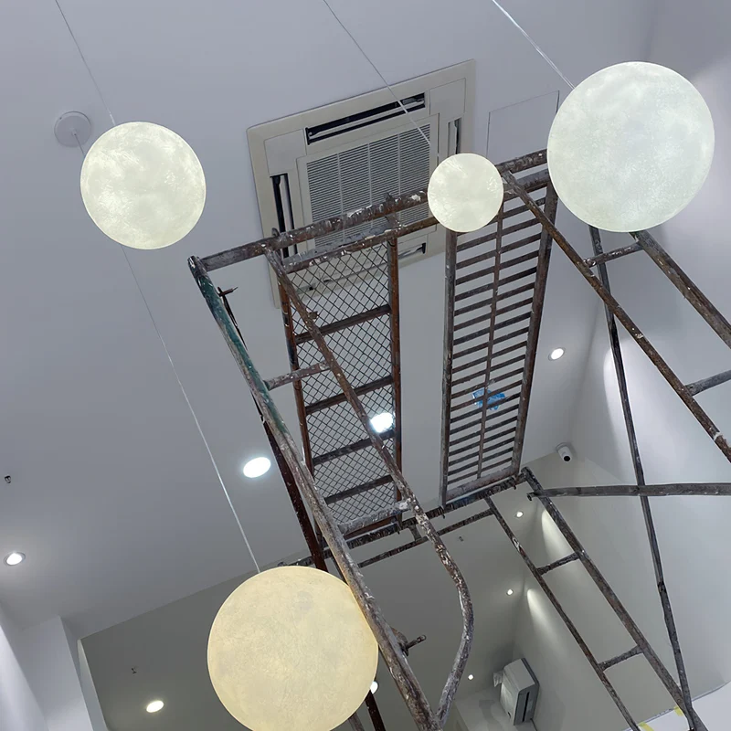 Maan Hanglamp – Realistische Textuur – 8 Maten Beschikbaar – Romantische Maanbol voor Slaapkamer Eetkamer Kinderkamer – Dimbaar Warm Licht – Schuine Plafondadapter Inbegrepen | Sansoti