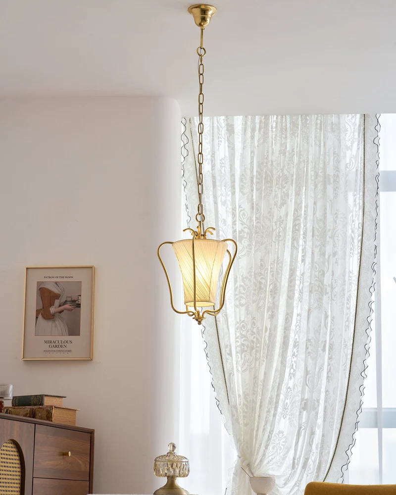 Vintage Hanglamp met Messing Afwerking en Plooistof Kap – Warm Lantaarnontwerp voor Keuken en Hal | Sansoti