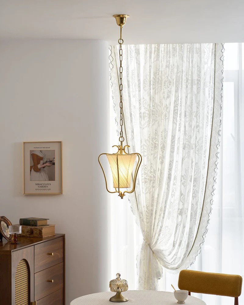 Vintage Hanglamp met Messing Afwerking en Plooistof Kap – Warm Lantaarnontwerp voor Keuken en Hal | Sansoti