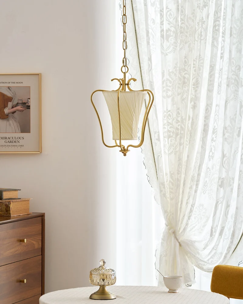 Vintage Hanglamp met Messing Afwerking en Plooistof Kap – Warm Lantaarnontwerp voor Keuken en Hal | Sansoti