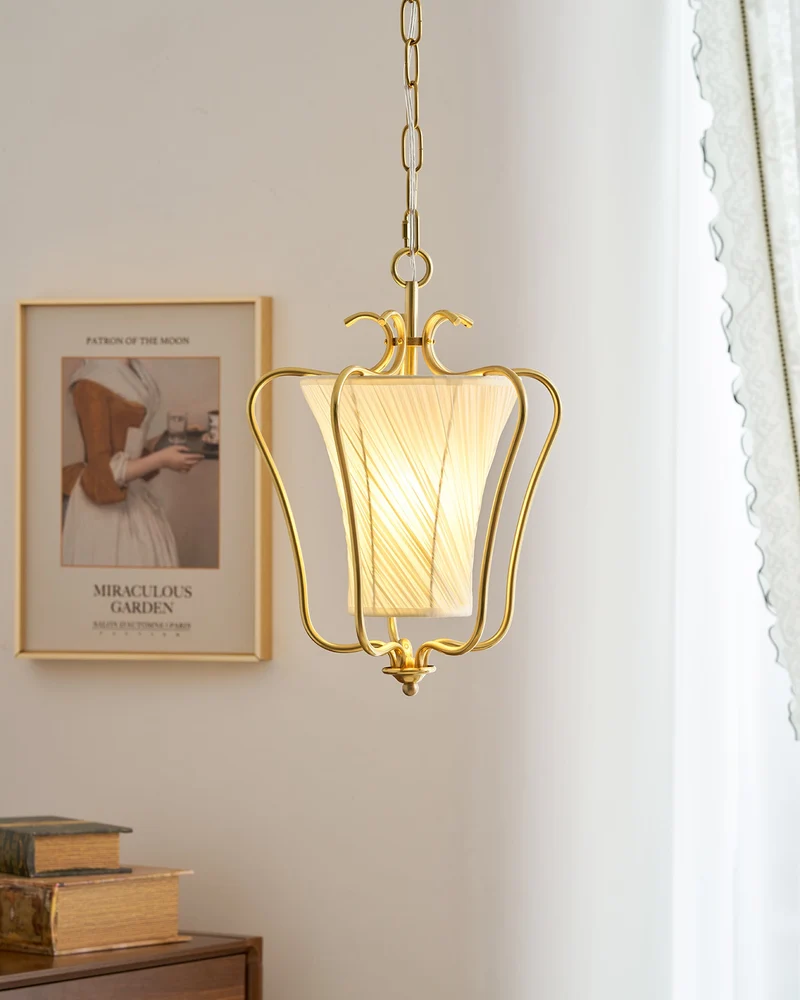 Vintage Hanglamp met Messing Afwerking en Plooistof Kap – Warm Lantaarnontwerp voor Keuken en Hal | Sansoti