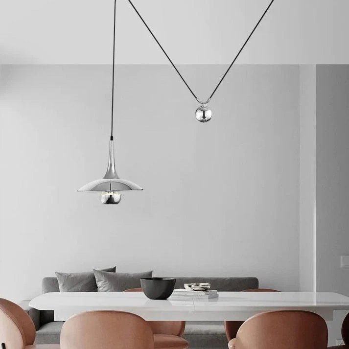 Verstelbare Hanglamp Onos – Hoogte-instelbaar met Tegengewichtbal – Chroom of Goud Metaal – Vintage 1970s Design – Retro Pendelverlichting voor Eettafel en Keukeneiland | Sansoti