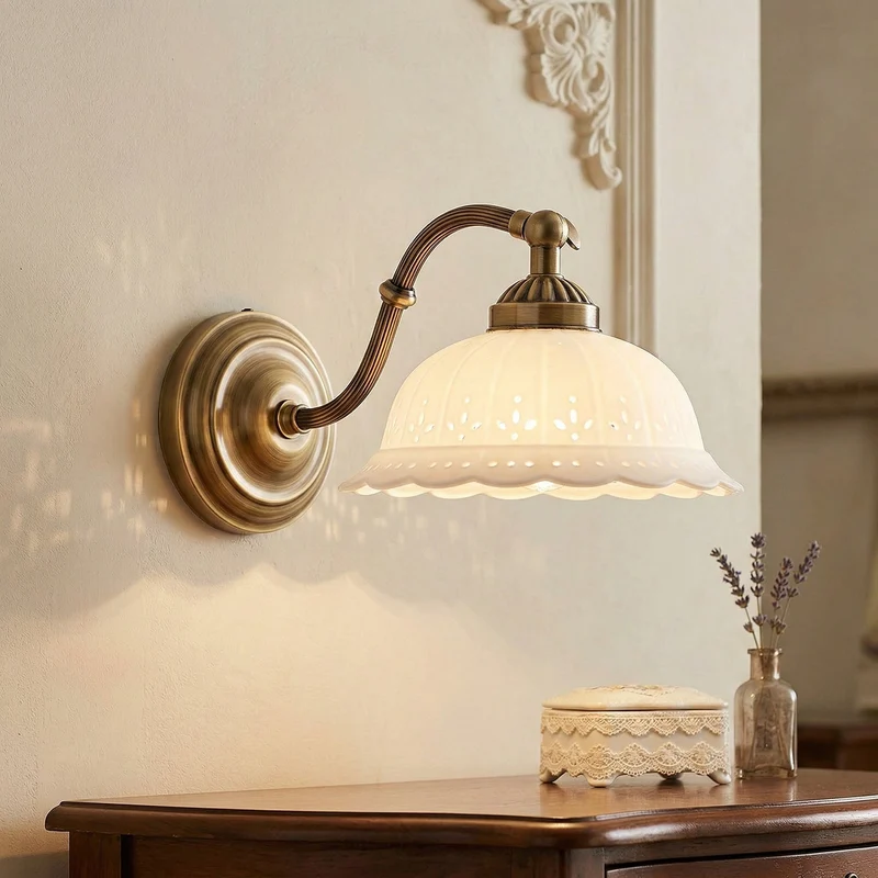 Keramische Wandlamp met Messing Armature | Vintage Victorian Stijl | Antique Brass Finish & Opengewerkte Kap | Sansoti