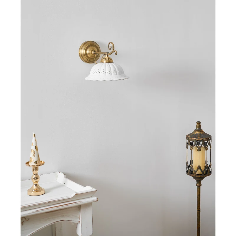 Keramische Wandlamp met Messing Armature | Vintage Victorian Stijl | Antique Brass Finish & Opengewerkte Kap | Sansoti