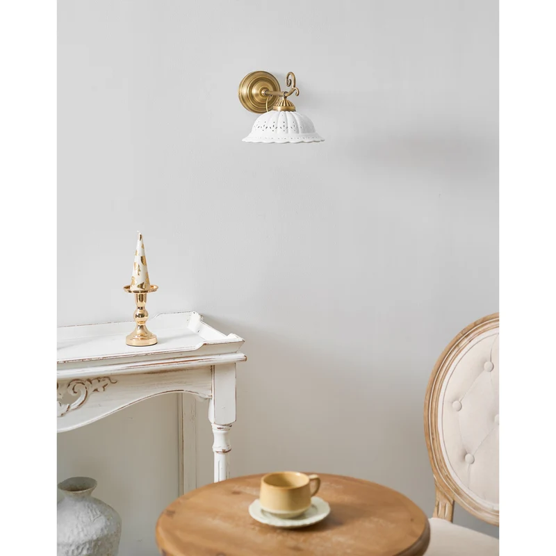 Keramische Wandlamp met Messing Armature | Vintage Victorian Stijl | Antique Brass Finish & Opengewerkte Kap | Sansoti