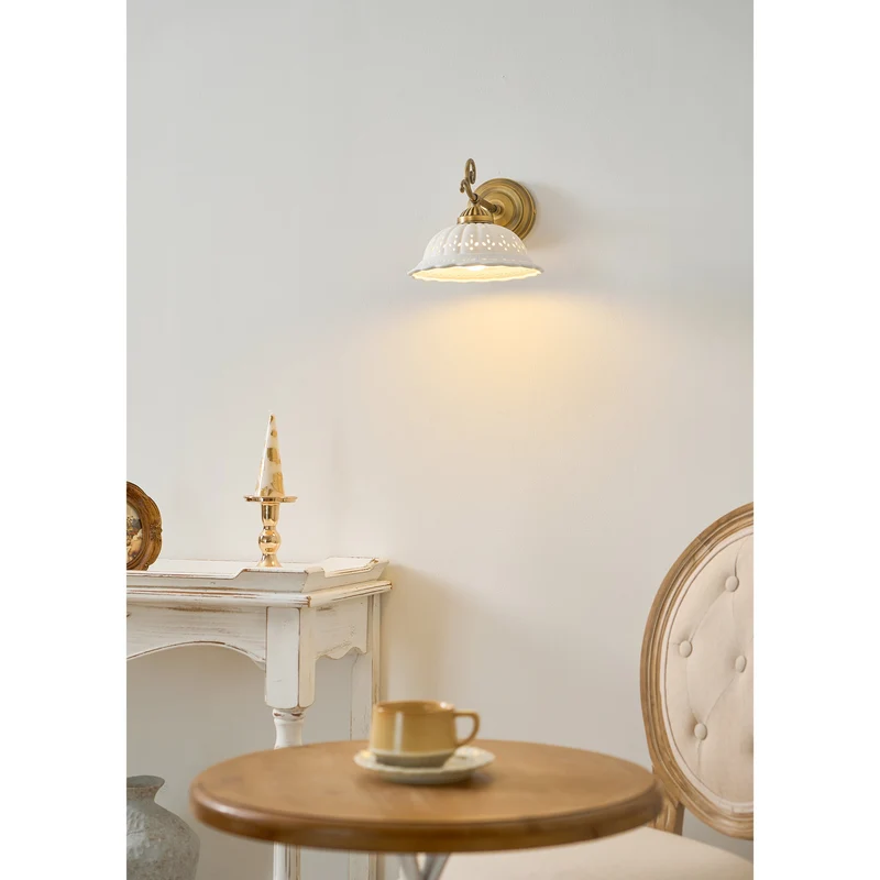 Keramische Wandlamp met Messing Armature | Vintage Victorian Stijl | Antique Brass Finish & Opengewerkte Kap | Sansoti