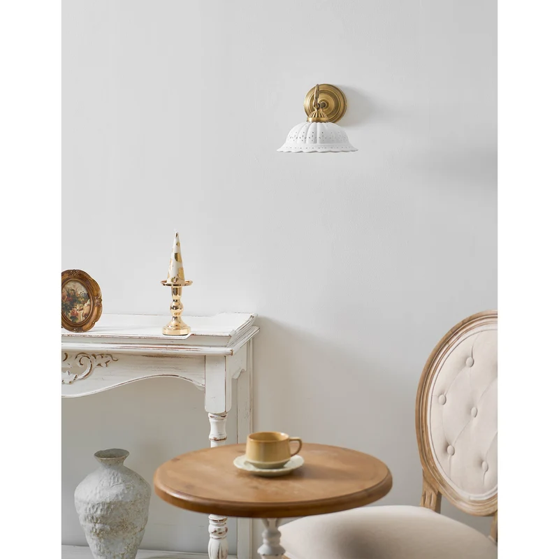 Keramische Wandlamp met Messing Armature | Vintage Victorian Stijl | Antique Brass Finish & Opengewerkte Kap | Sansoti