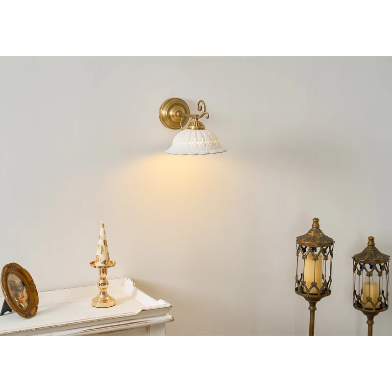 Keramische Wandlamp met Messing Armature | Vintage Victorian Stijl | Antique Brass Finish & Opengewerkte Kap | Sansoti
