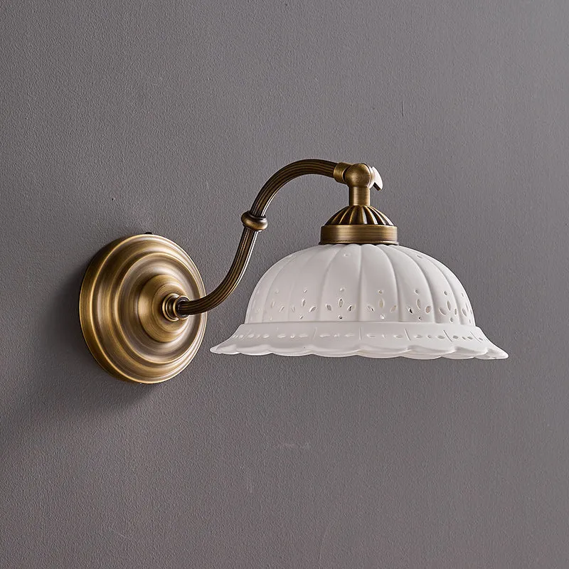 Keramische Wandlamp met Messing Armature | Vintage Victorian Stijl | Antique Brass Finish & Opengewerkte Kap | Sansoti