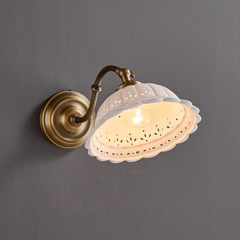 Keramische Wandlamp met Messing Armature | Vintage Victorian Stijl | Antique Brass Finish & Opengewerkte Kap | Sansoti