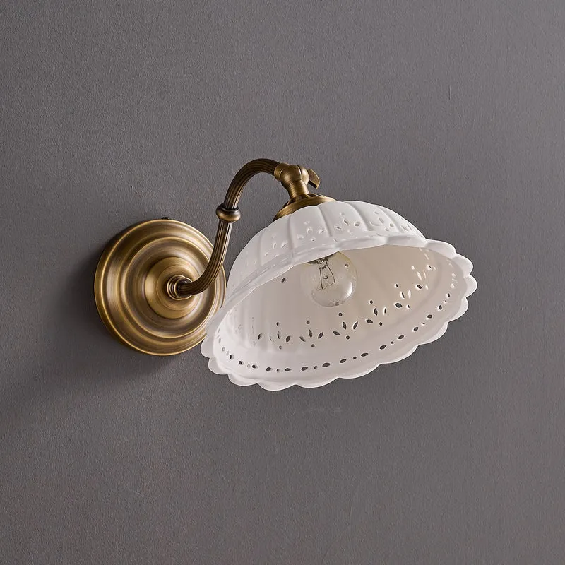Keramische Wandlamp met Messing Armature | Vintage Victorian Stijl | Antique Brass Finish & Opengewerkte Kap | Sansoti